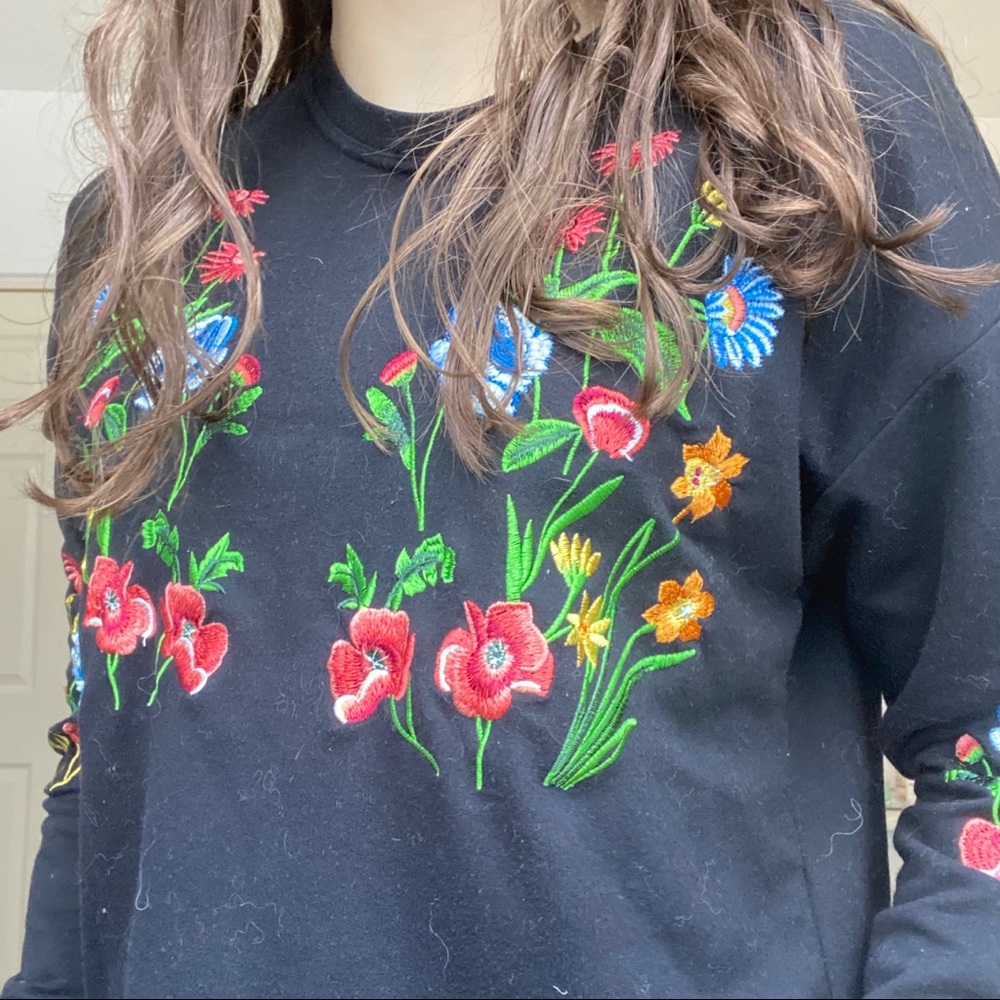 Black Cropped Sweater with Flowers